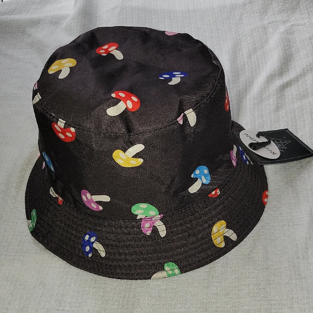 Eighty Eight Black Mushroom Reversible Bucket Hat Size Small NWT